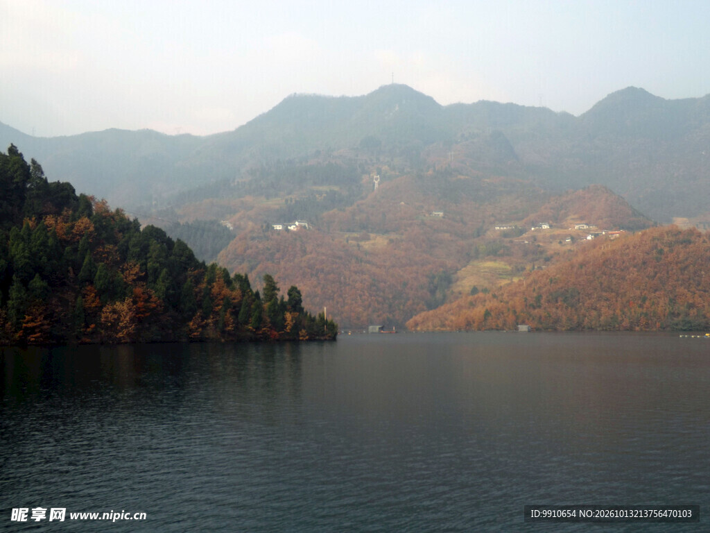 雾中山湖自然美景