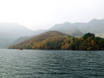 雾中湖山风光