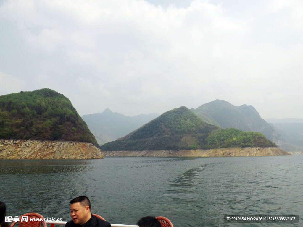 乘船游湖观山景