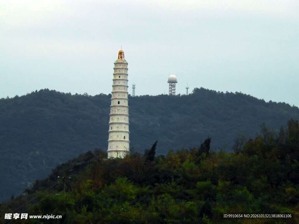 山巅白塔远景