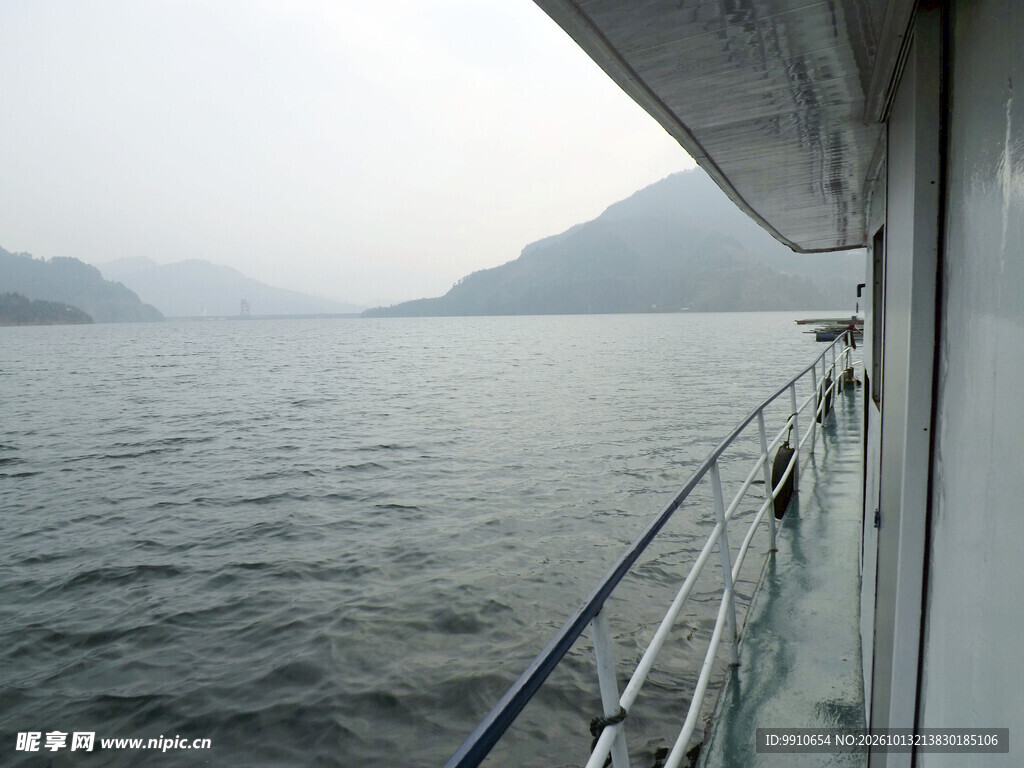 船舷远眺湖山雾景