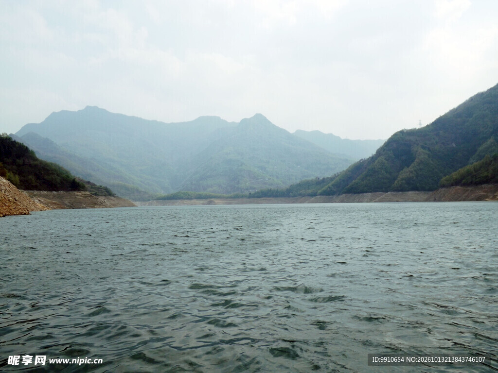 雾中山水湖景