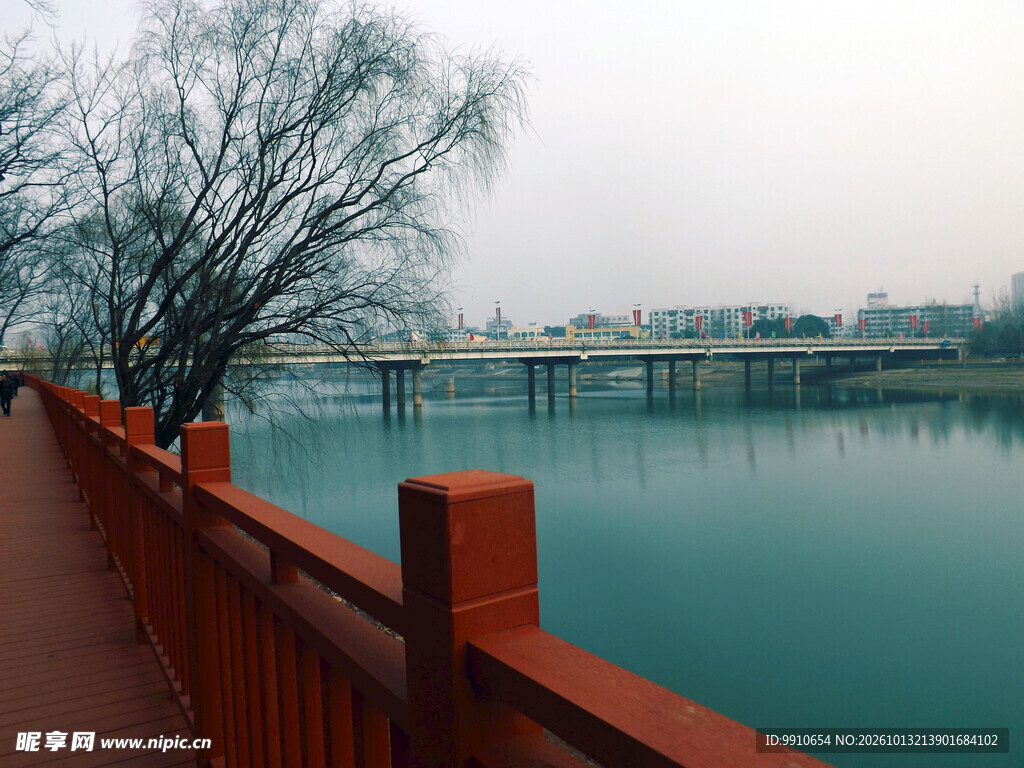 雾天河畔江桥远景