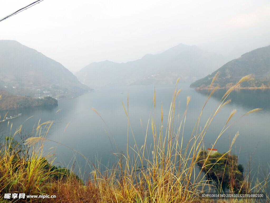 雾中湖山自然风光