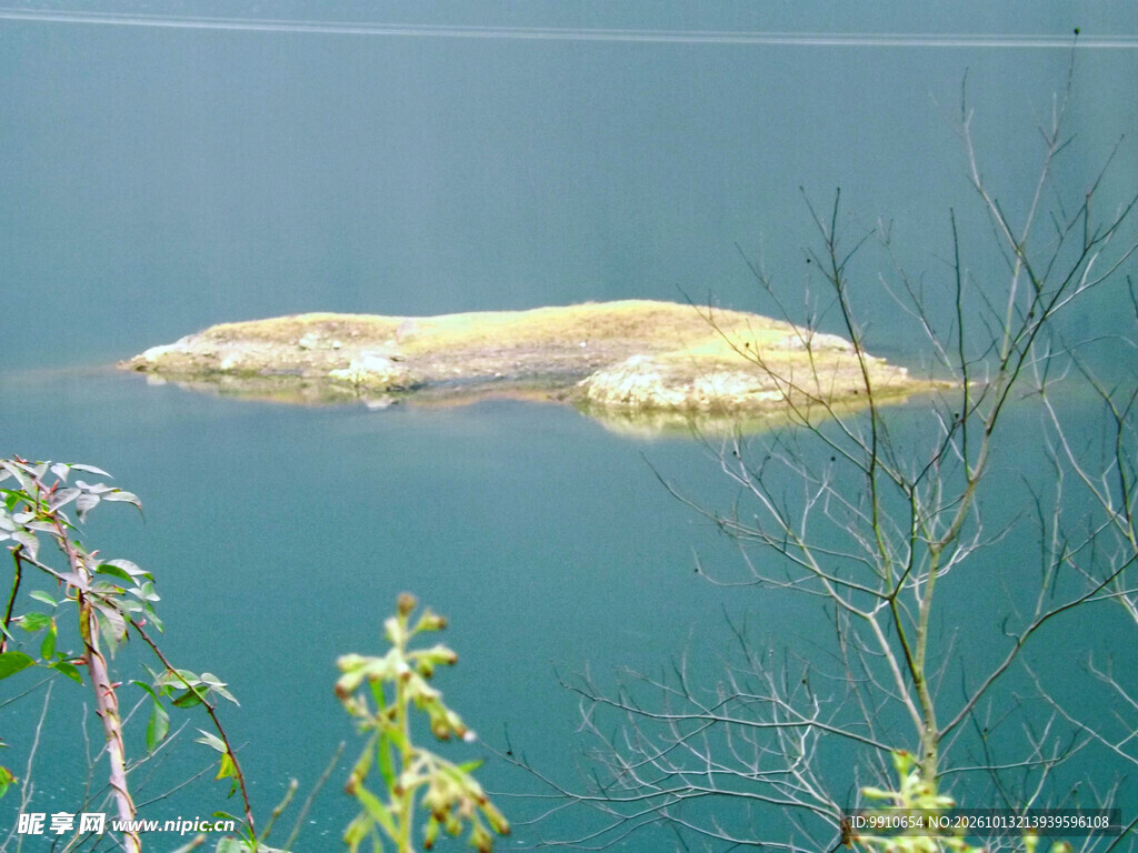 湖面远岛自然风光