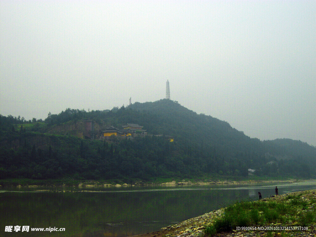雾中河畔远山古塔