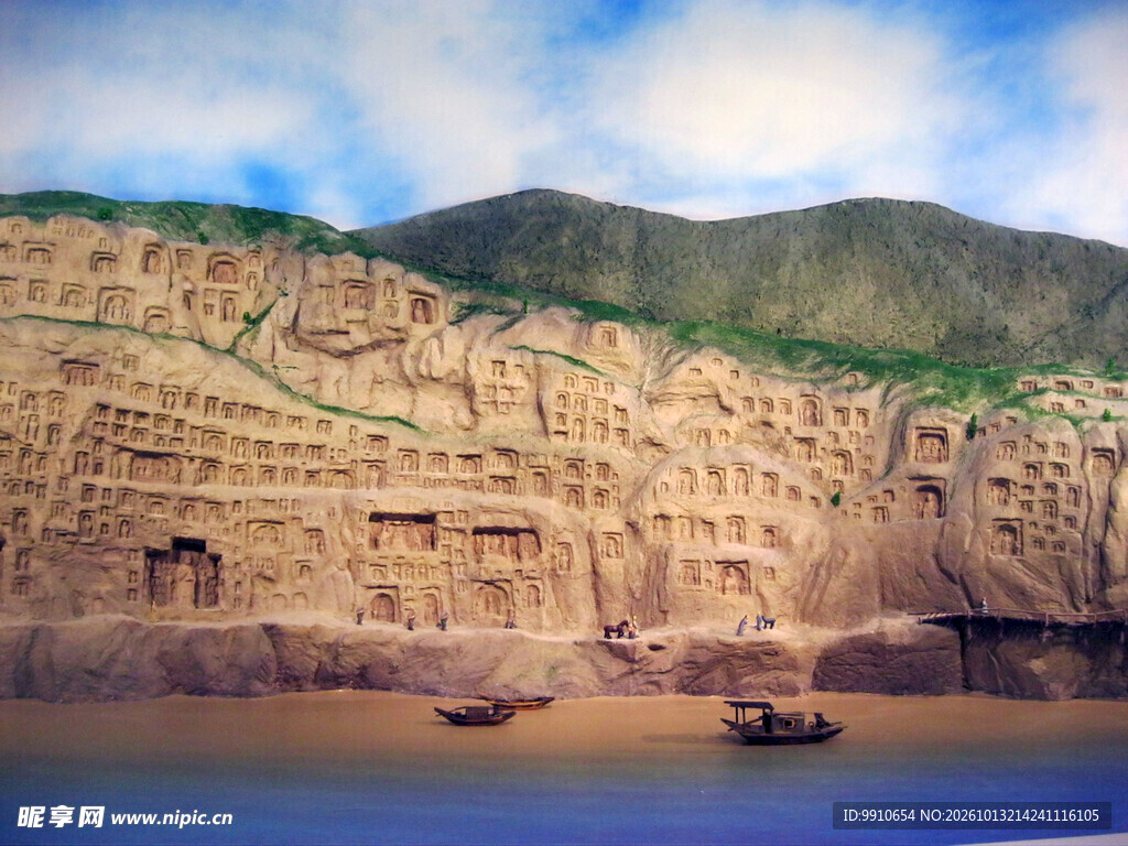 河畔山崖石窟群景观