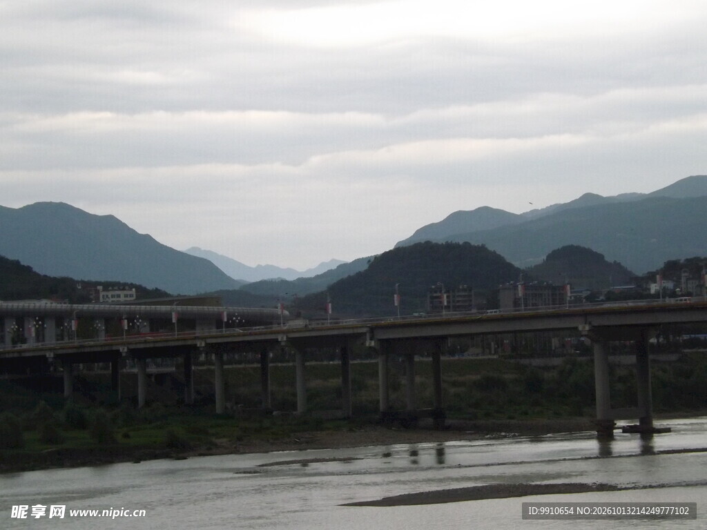 江畔远山长桥风光