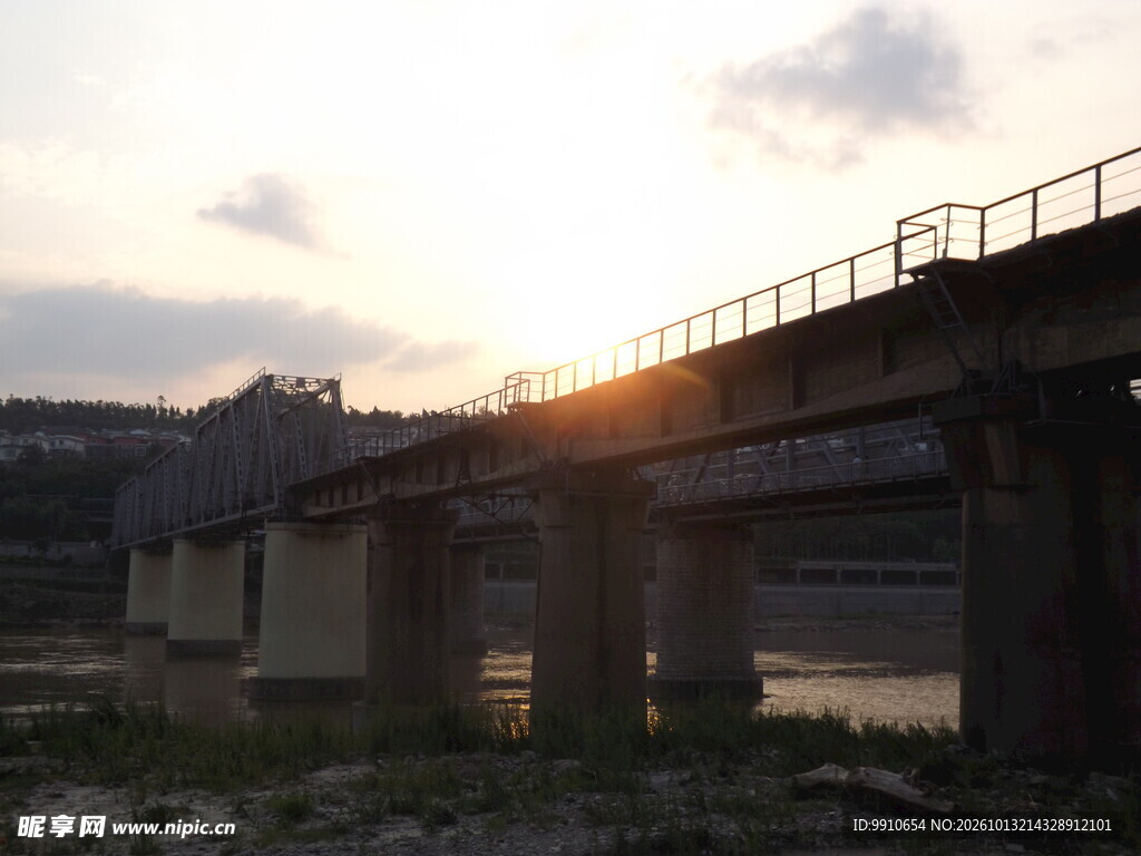 夕阳下的高架桥