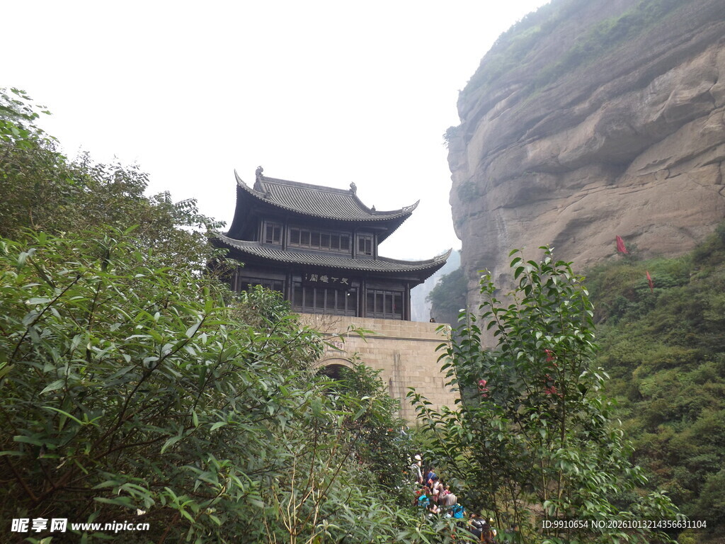 崖边古寺山林景观