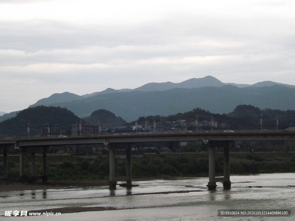 江畔长桥远山风光