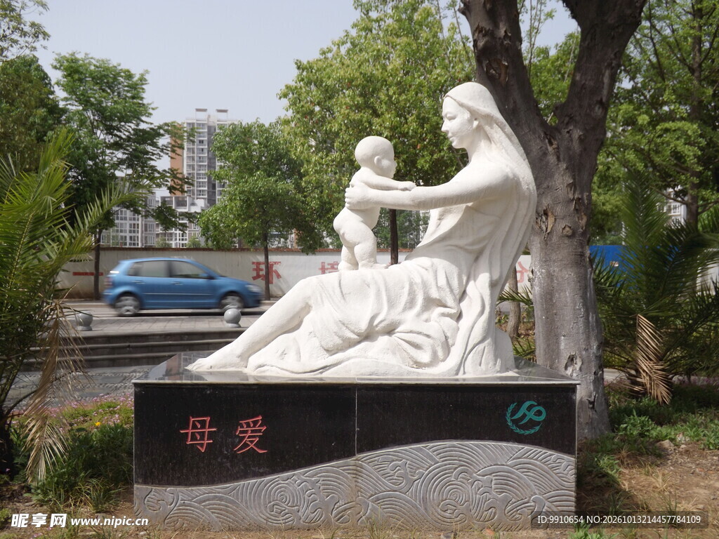 母爱主题母子雕塑