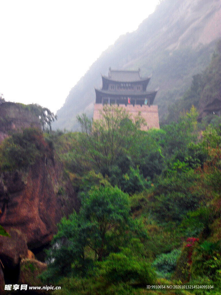 雾漫山间古关楼