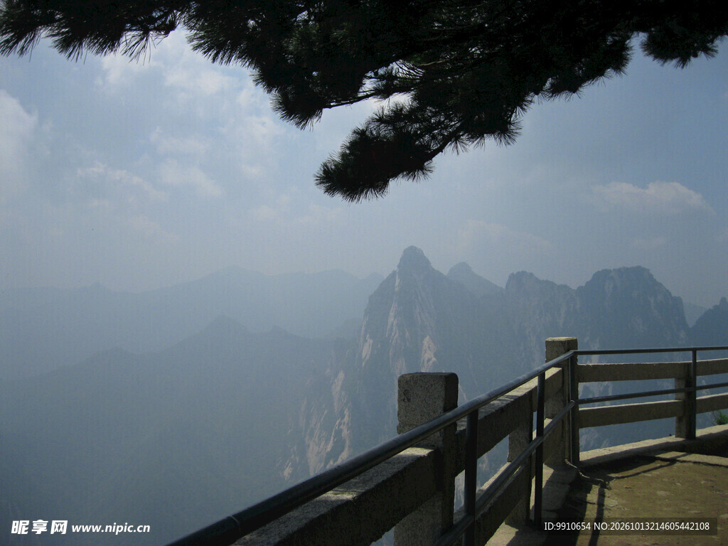 观景台远眺朦胧山景