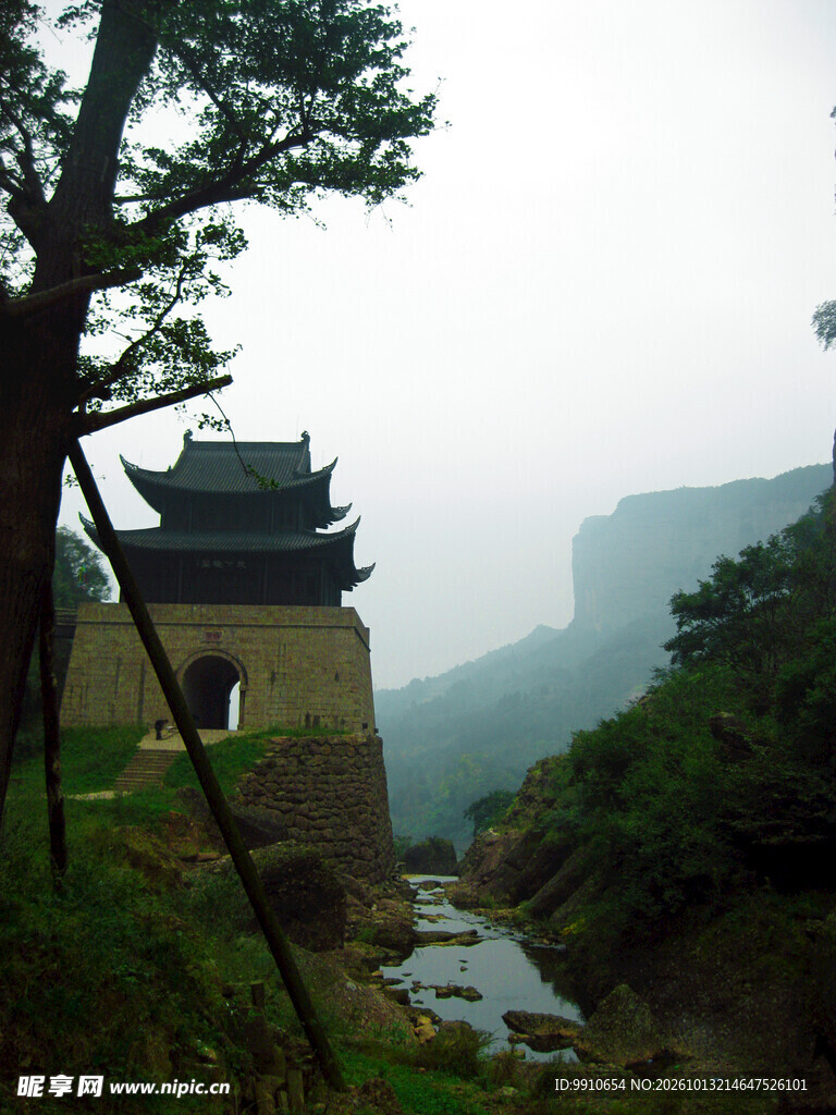 雾中山间古关楼