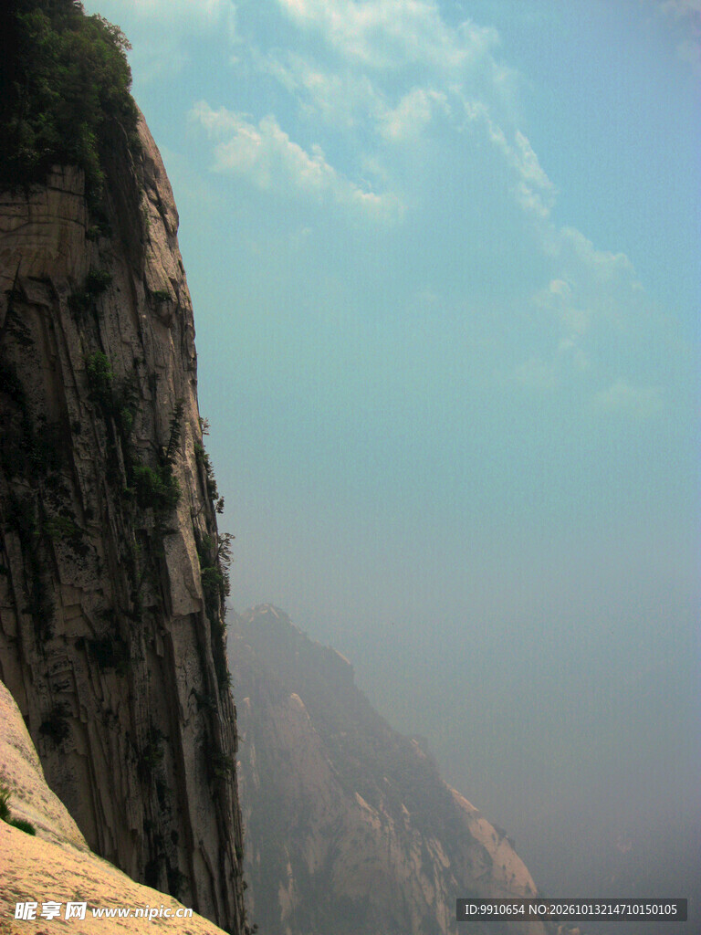 绝壁远山晴空风光