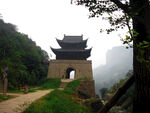 雾中古关楼景观