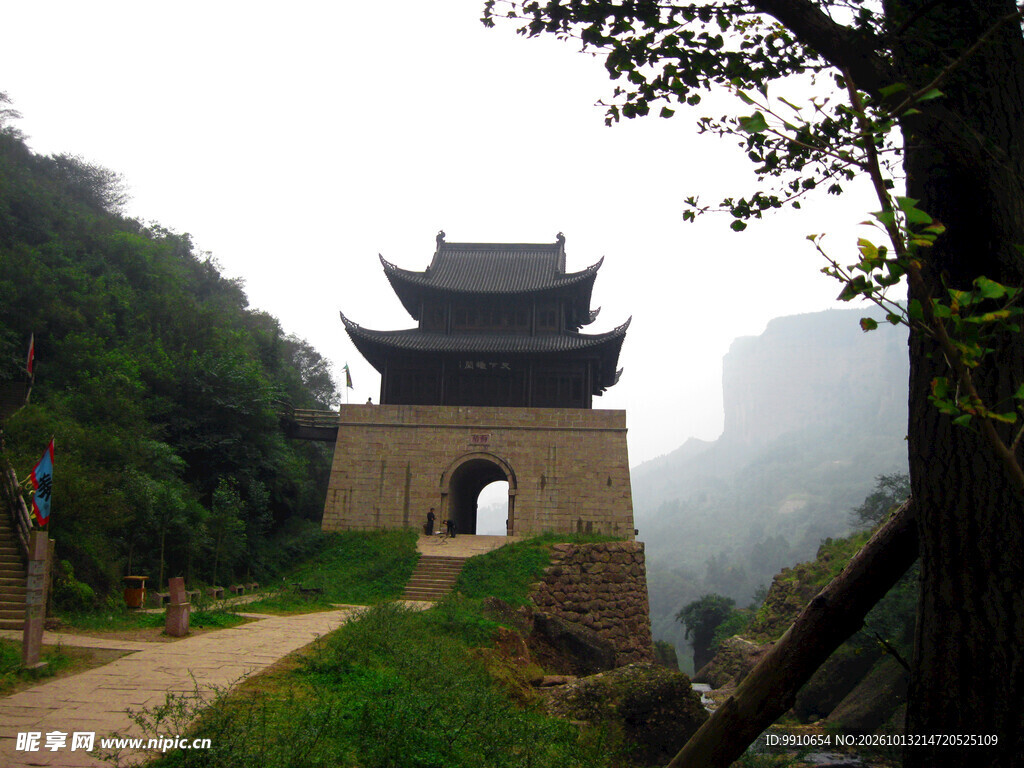 雾中古关楼景观