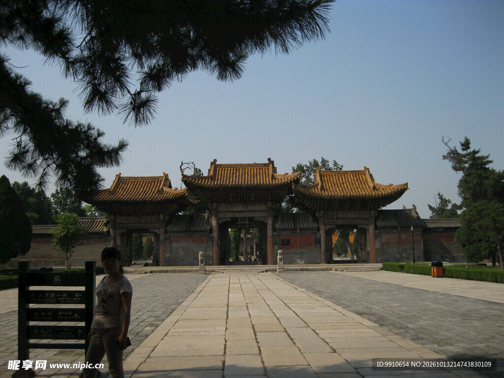 中式古建牌楼广场风光