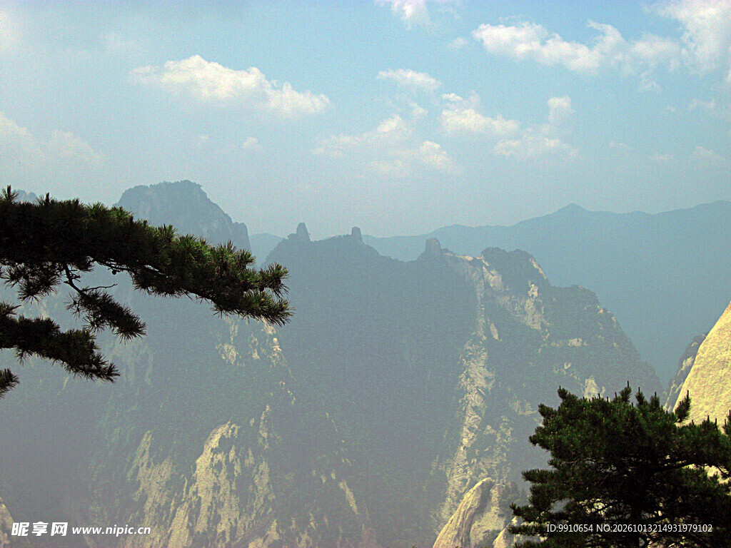 华山远眺松峦胜景