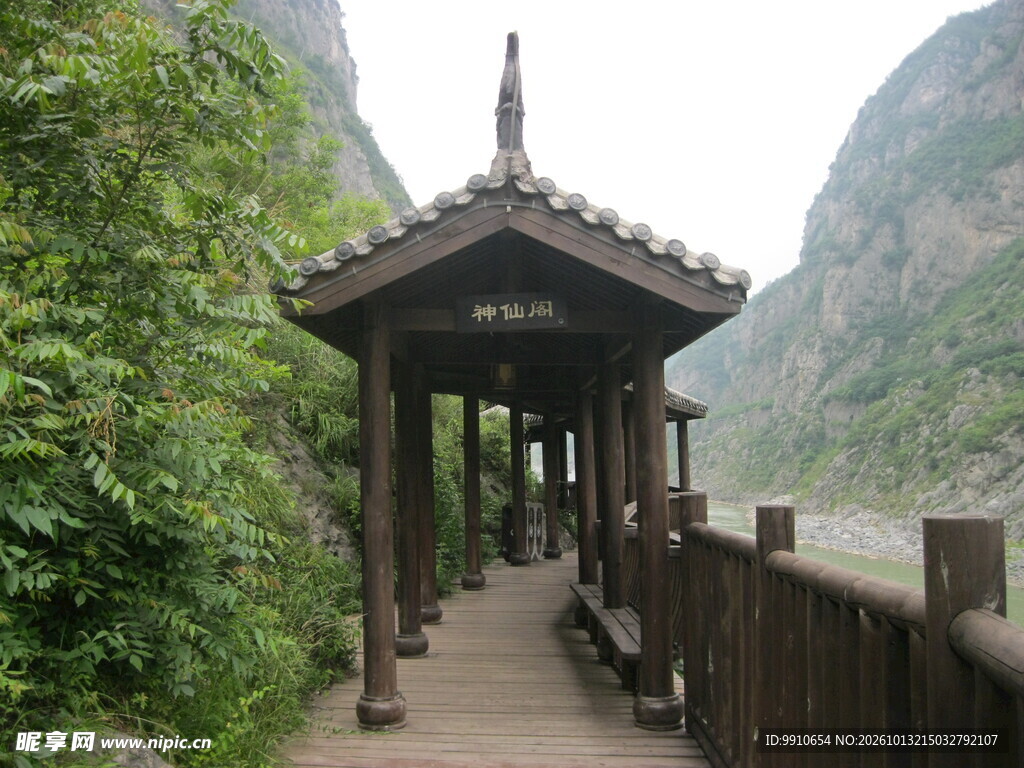 山水间仿古廊亭