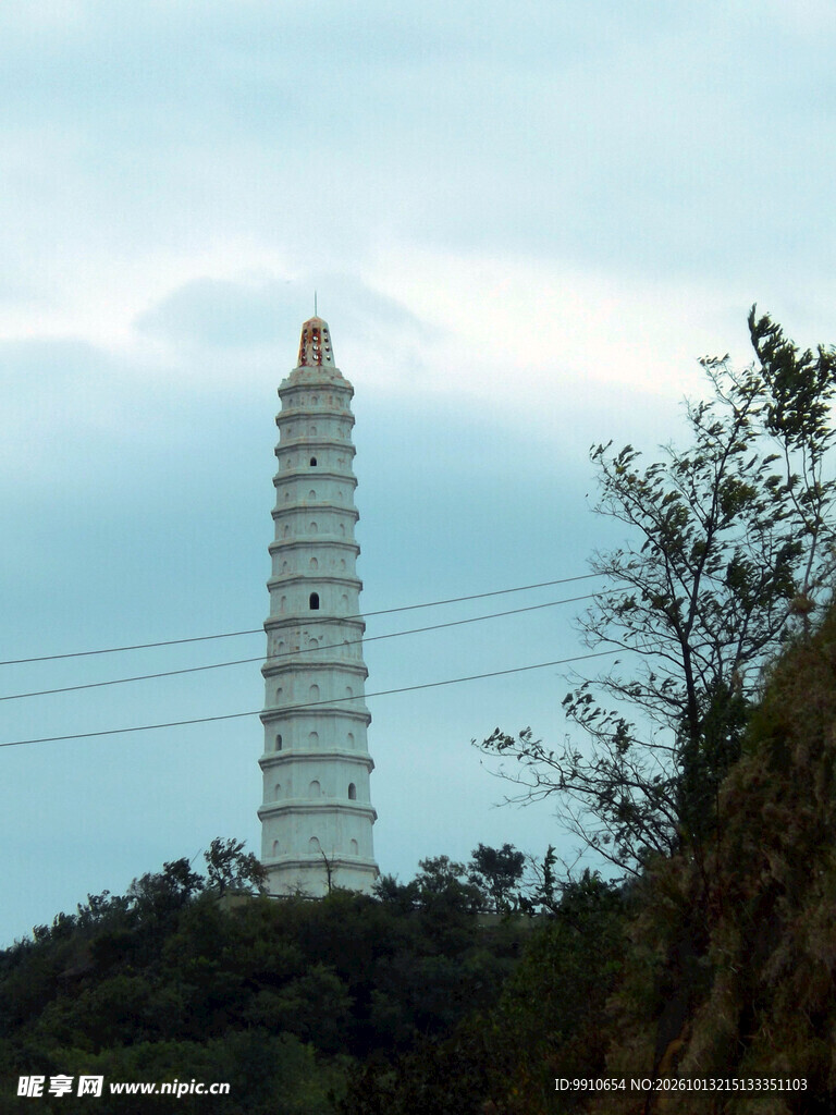 山顶白塔远景