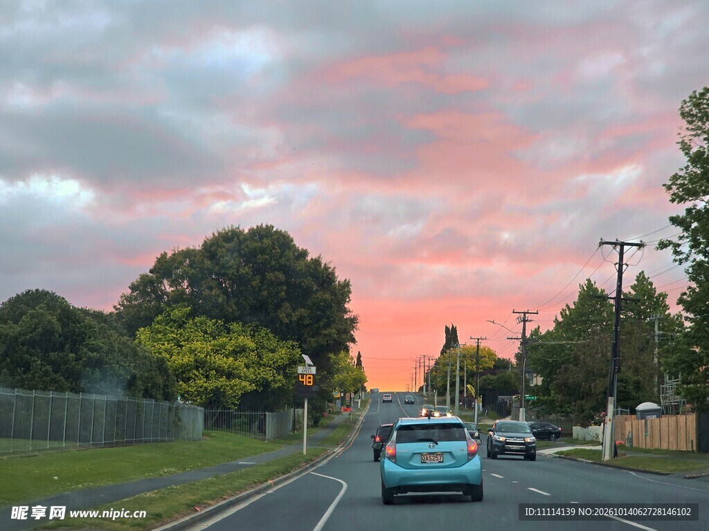 黄昏城郊公路街景