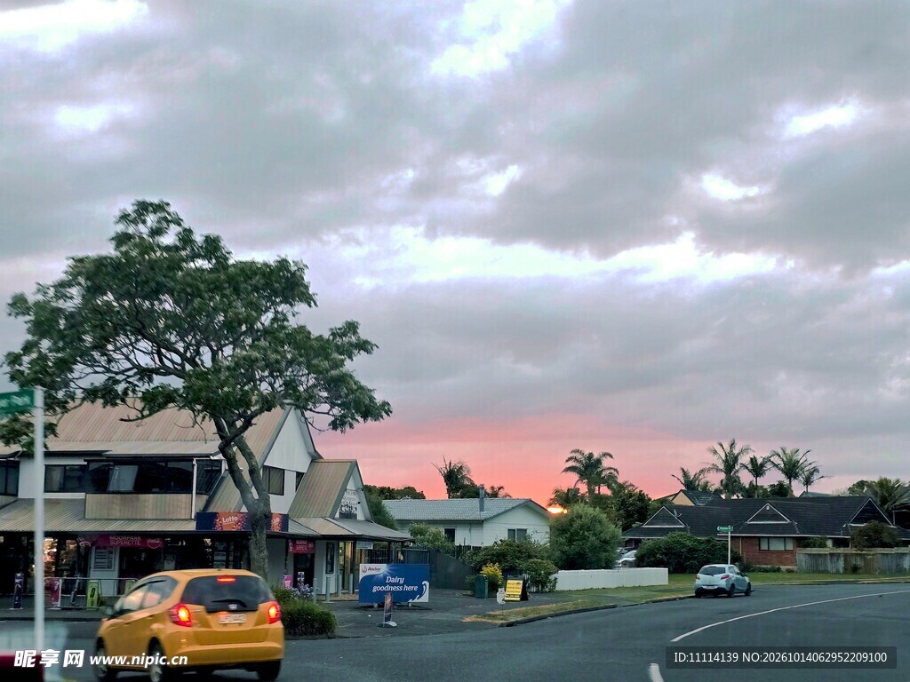 黄昏小镇街景