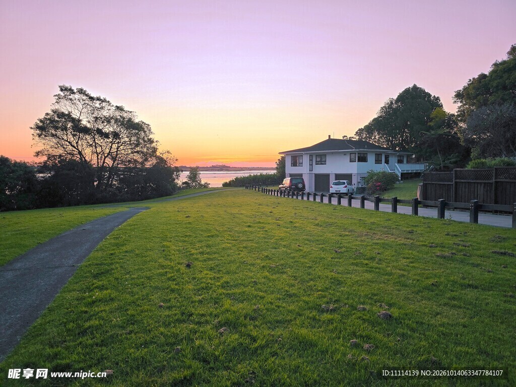 海滨黄昏住宅风光