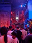 夜色下热闹的古街