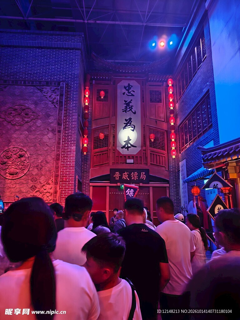 夜色下热闹的古街