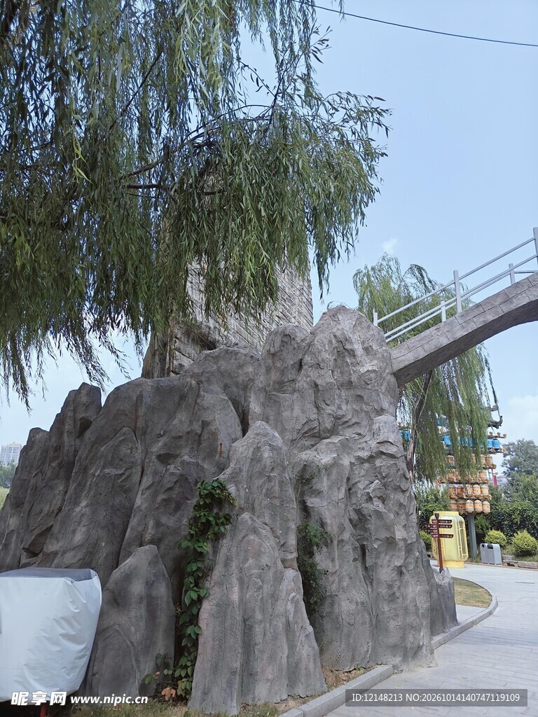 假山垂柳园林景观