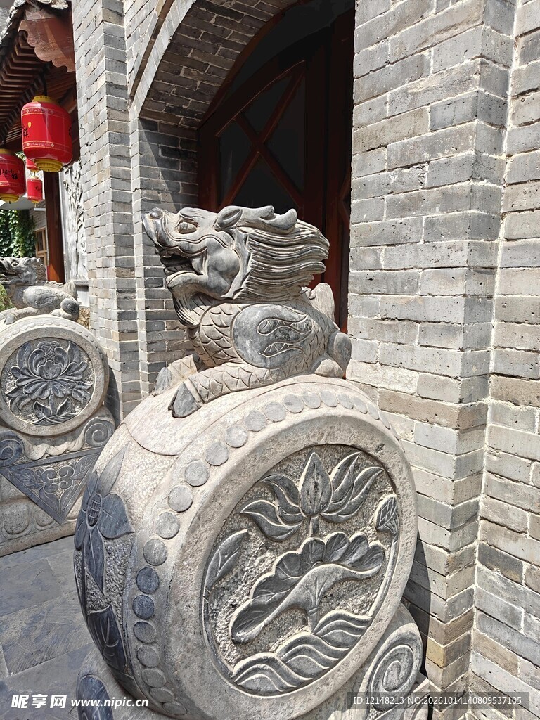 古宅门前抱鼓石