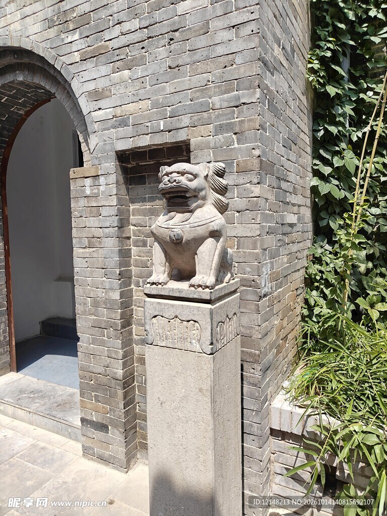 中式古建门侧石狮