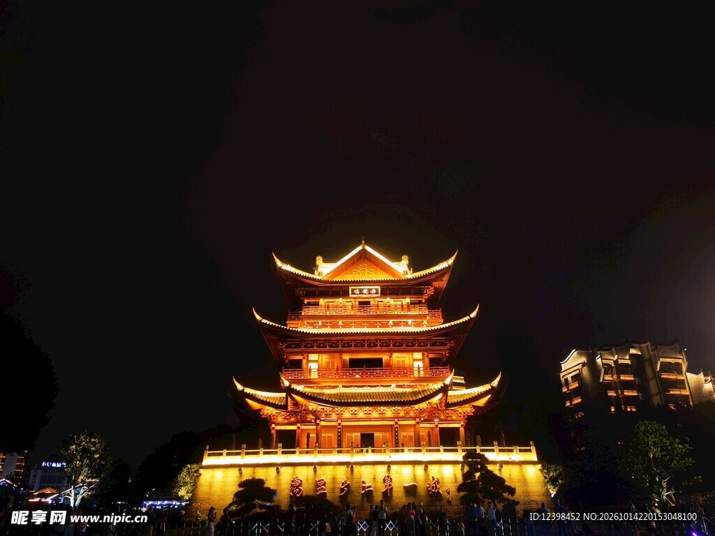 中式古楼璀璨夜景