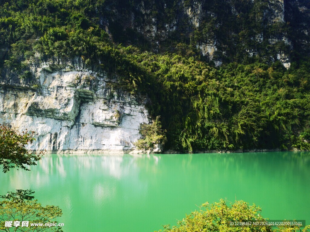 喀斯特天生桥山水景观