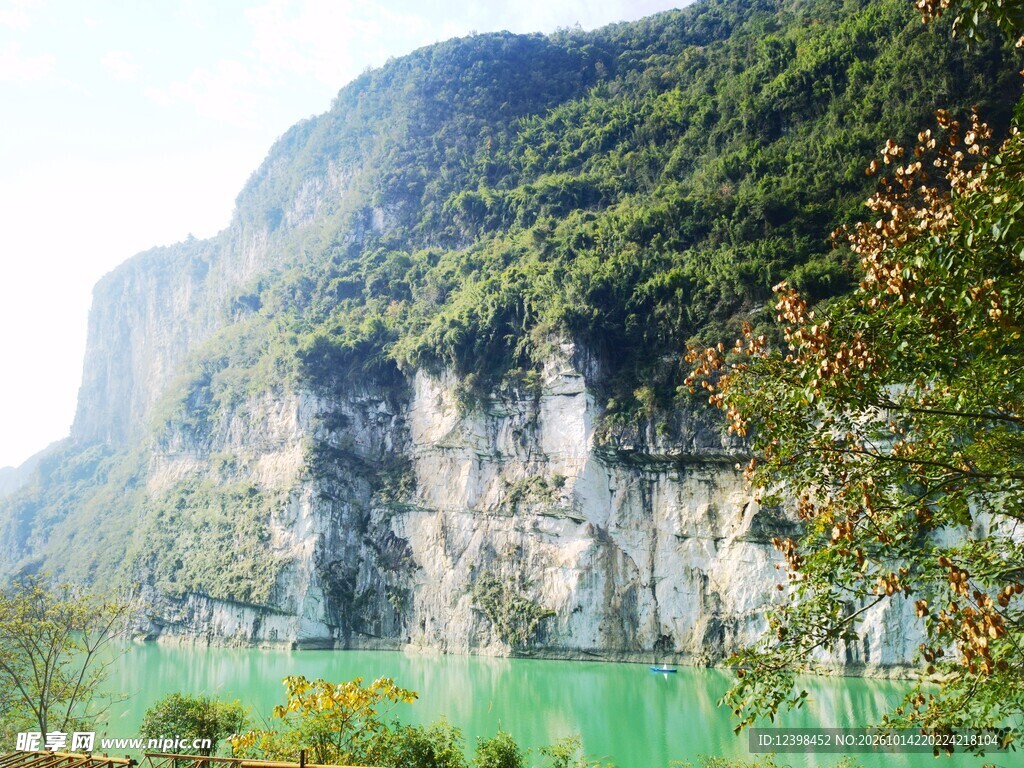 青山临江崖壁风光