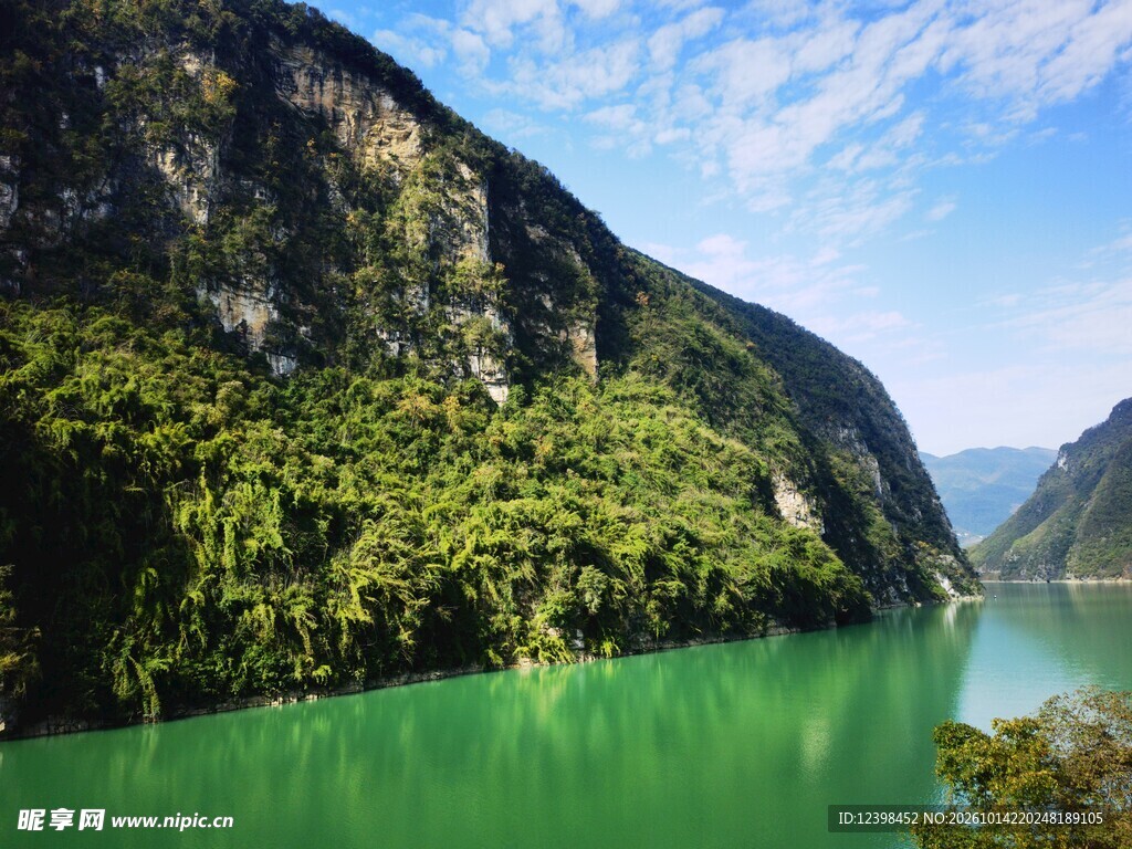 峡谷青山碧水风光
