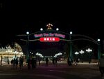主题乐园入口夜景