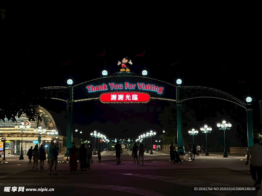 主题乐园入口夜景