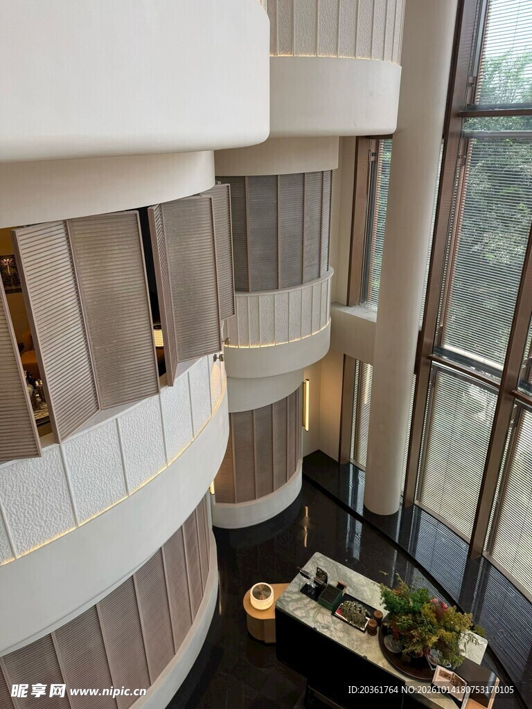 现代轻奢复式挑高空间