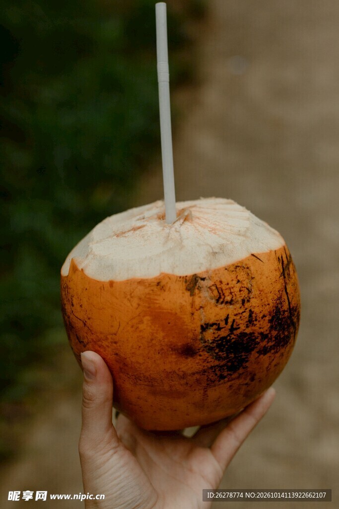 手捧鲜椰饮品