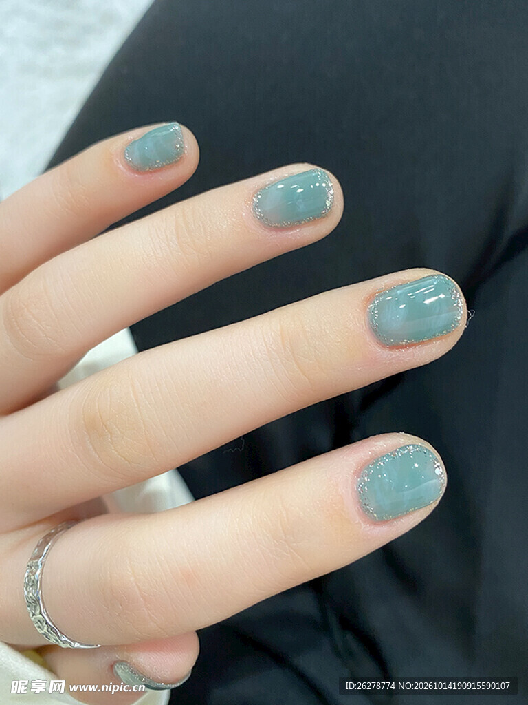 雾霾蓝纯色美甲特写