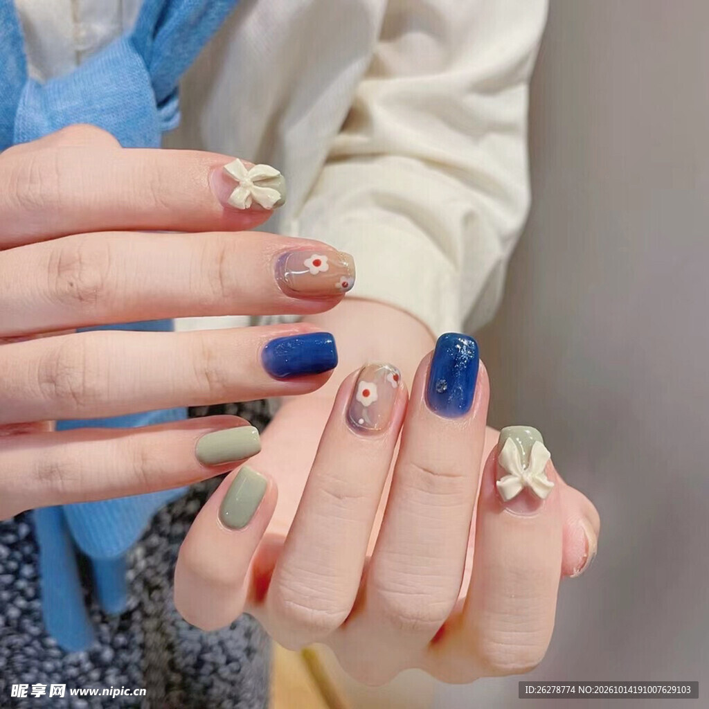 创意拼色美甲特写