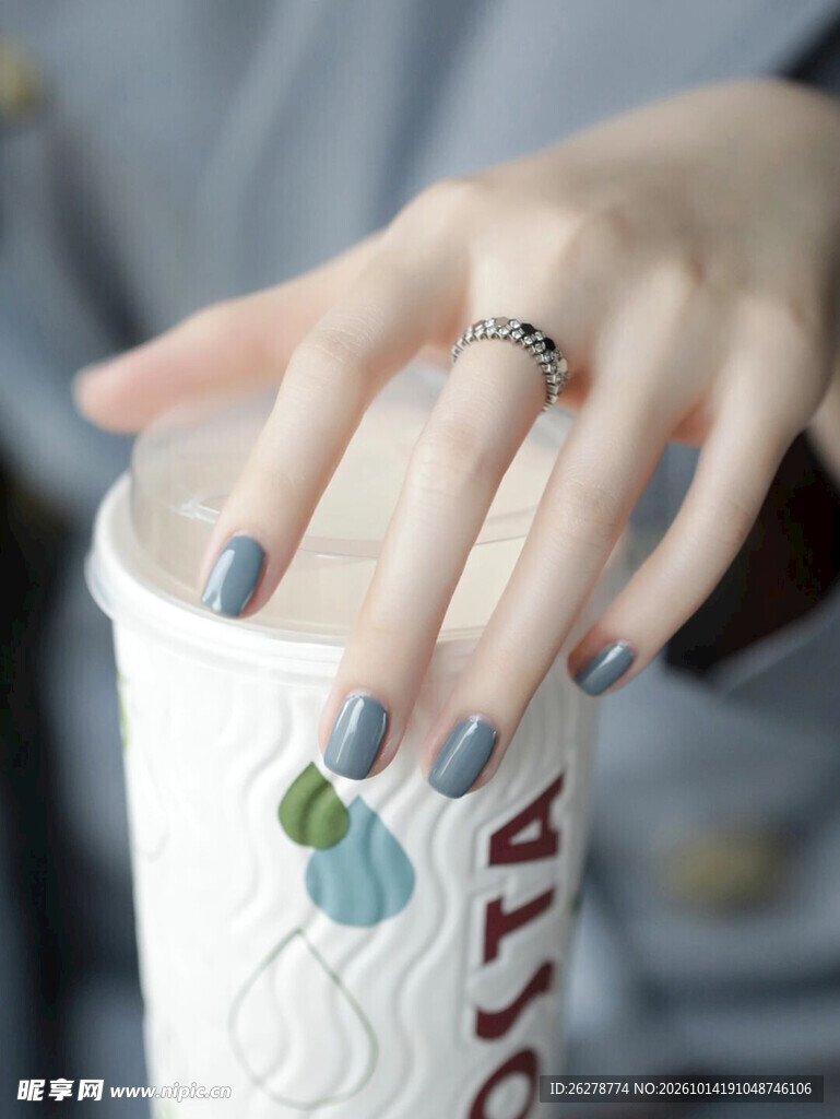 美甲手搭咖啡杯特写