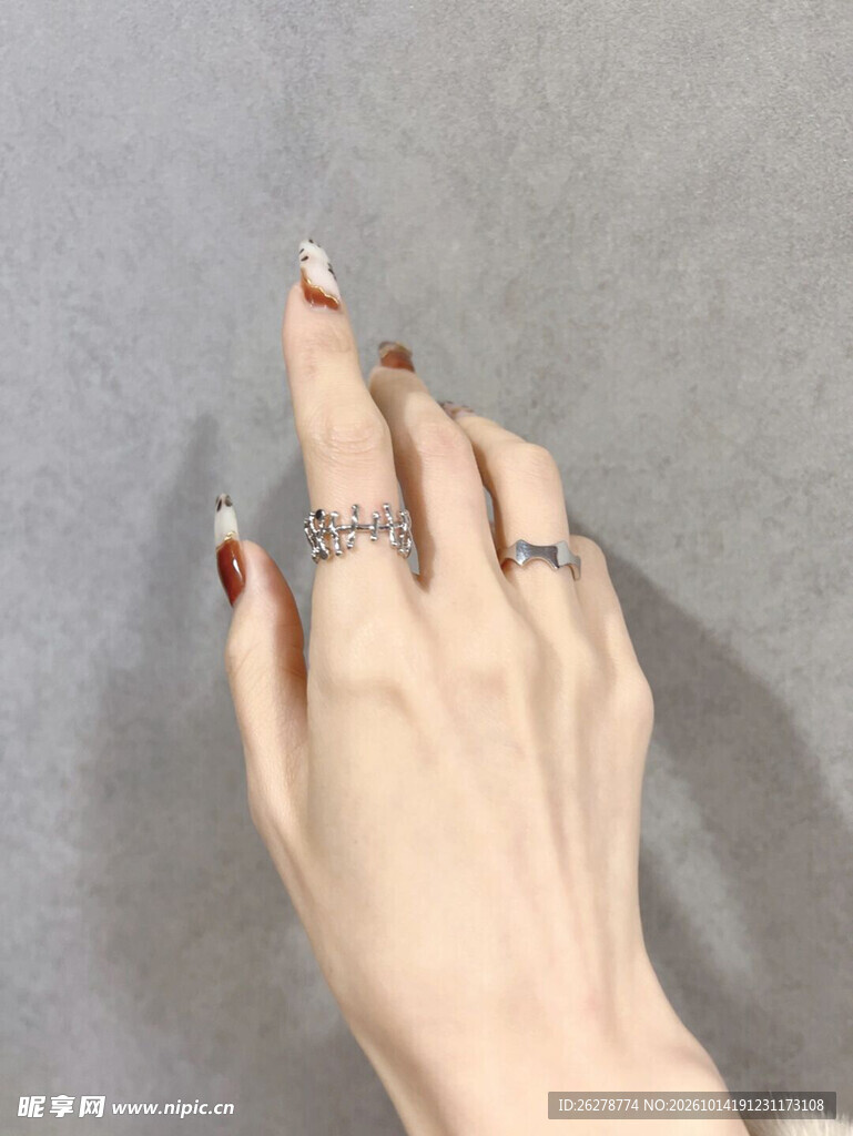 精致美甲戒指手部特写