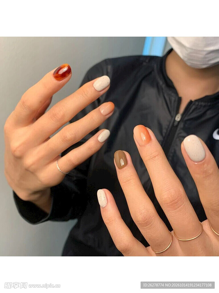 暖调跳色美甲展示