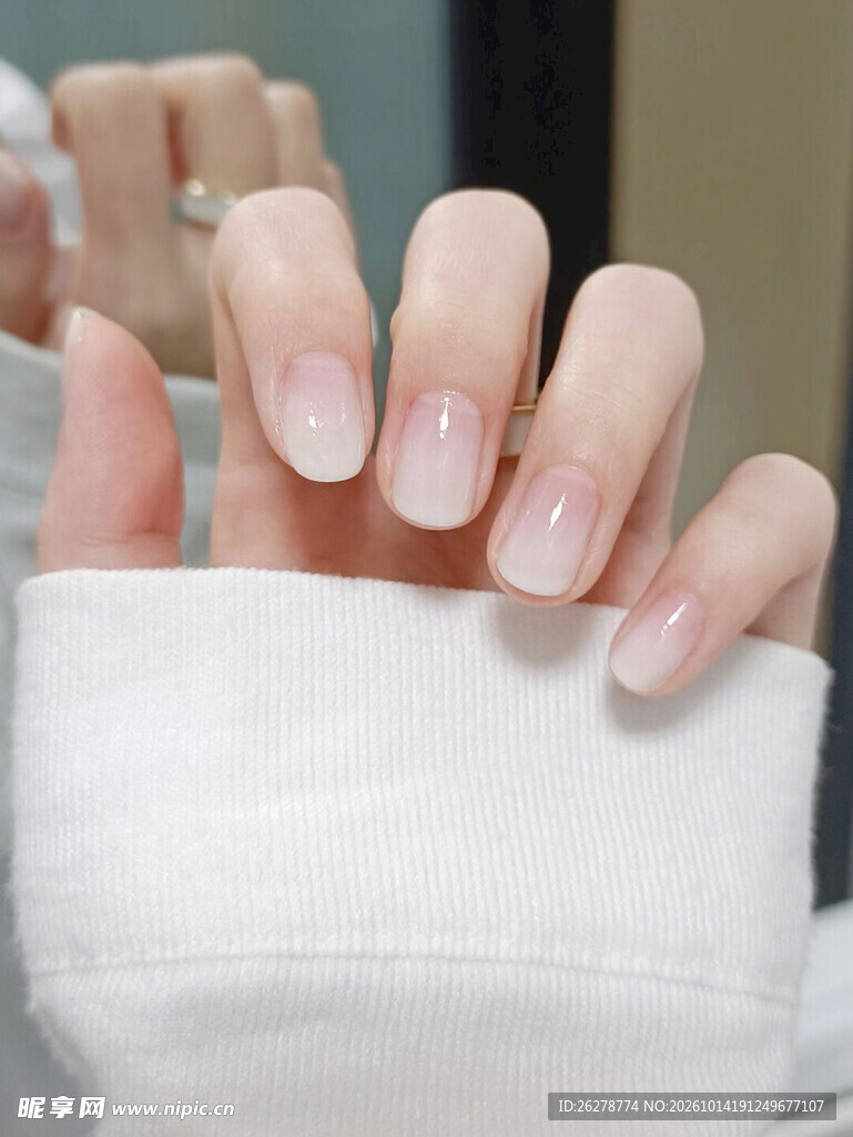 裸粉渐变美甲特写
