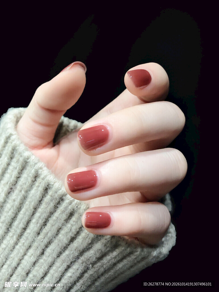 酒红磨砂美甲特写