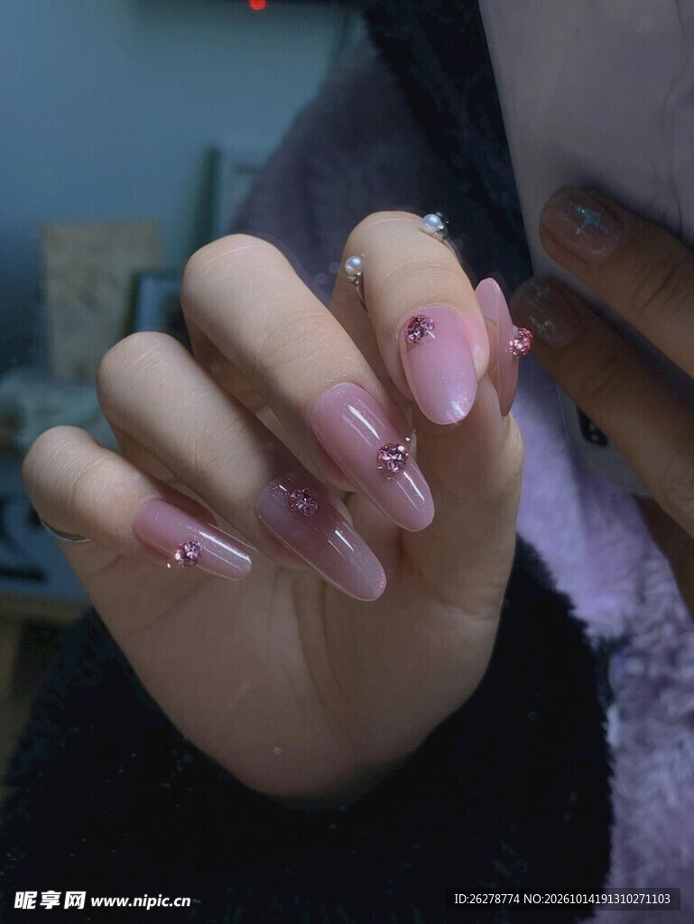 温柔粉渐变美甲